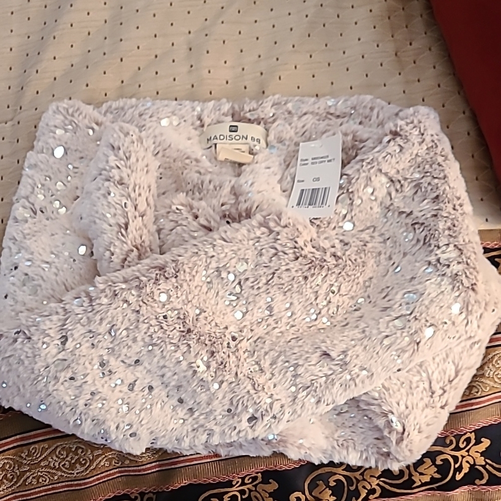 NWT Madison 88 Sequin Faux Fur Scarf